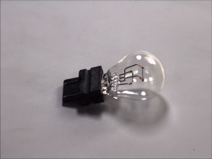 Автолампа 27/7W P27/7W 12V W2,5X16Q 27/7W/КРАТН. Х10 OSRAM (3157) osram фото 3