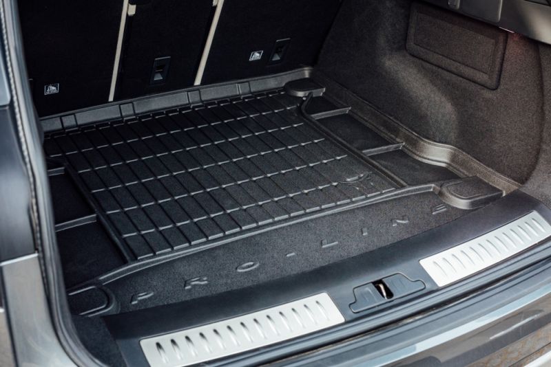Set Covorase Auto Si Tavita Portbagaj BMW Seria 7 (G11, G12) din 2015-2022, Cauciuc, Protectie Porbagaj, 4x Stickere auto cu BMW