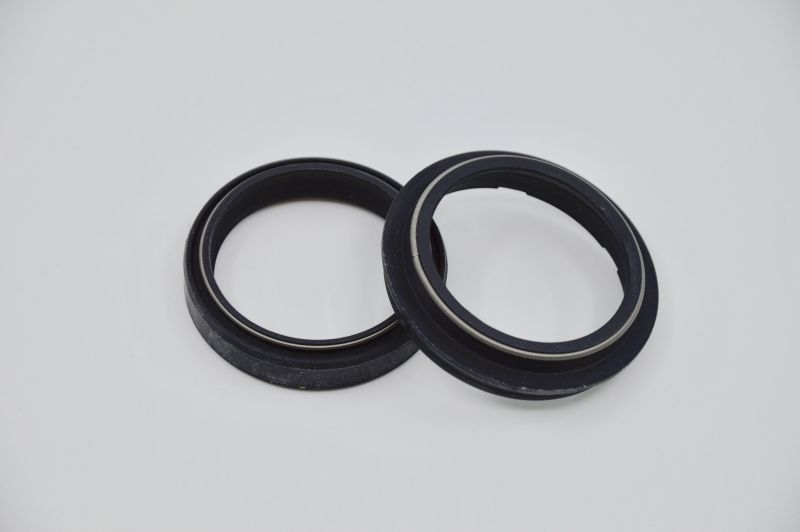 SKF sady gufer a prachovek pro př.vidlice BMW F 650 GS 11-17, GAS GAS MC 85 21-23, HUSABERG FC 470, 550, 400 00-01, FE 400E, 400, 501E, 650E, 501, 650 (SUPERMOTARD), 650 00-01, FS 400 E, C 00-01, FX 650E, 470E 00-01, HUSQVARNA TC 85 14-23, KTM ADVENTURE 1