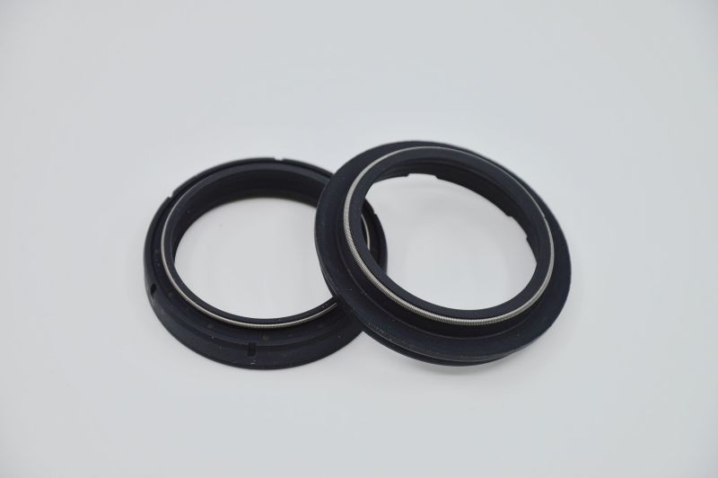 SKF sady gufer a prachovek pro př.vidlice BETA XTRAINER 300 CROSSTRAINER 15-19, DUCATI HYPERMOTARD 939 SP 16-18, MONSTER 1200, 821 14-20, HONDA CR 250R, 125R, 500R 94-96, CTX 1300 14-16, VFR 1200 F 10-16, KAWASAKI D-TRACKER 125 10, GTR 1400 08-17, KDX 200