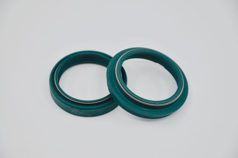 SKF sady gufer a prachovek pro př.vidlice APRILIA ETV 1200 (CAPO NORD) 13-16, SL 750 (SHIVER) 10-16, SMV 750 (DORSODURO), 900 ABS (DORSODURO), 1200 (DORSODURO), 750 (DORSODURO FACTORY) 10-20, TUONO 1000 V4R 11-16