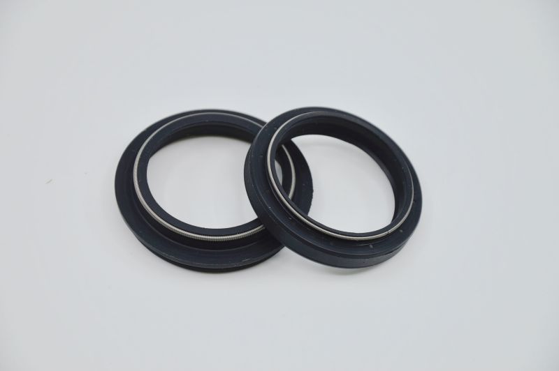 SKF sady gufer a prachovek pro př.vidlice APRILIA SL 900 ABS (SHIVER) 17-20, SMV 900 ABS (DORSODURO) 17-20, DUCATI SCRAMBLER 800 CLASSIC, ICON, CAFE RACER, FULL THROTTLE 15-20, GILERA NEXUS 500 03-11, HONDA CR 250 R 81, SW-T 400 09-14, KAWASAKI ER-6F 650 