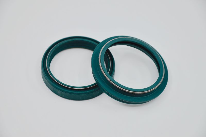 SKF sady gufer a prachovek pro př.vidlice BUELL 1125 1125 R, CR 08-10, HONDA CR 500R, 250R 97-07, CRF 450X, 250X, 450R, 250R 02-17, KAWASAKI KX 250F, 450F 04-12, SUZUKI DR-Z 400 SM 04-08, RM 125, 250 01-08, RM-Z 450, 250 05-12, TRIUMPH THUNDERBIRD 1700 (C