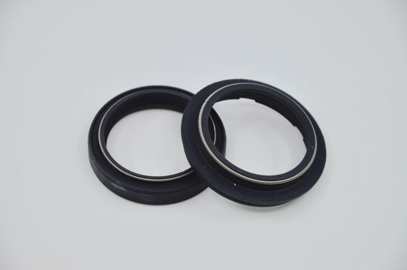 SKF sady gufer a prachovek pro př.vidlice APRILIA RSV 1000 FACTORY RSV4 99-15, TUONO 1000, 1100 V4 FACTORY 02-20, DUCATI DESMOSEDICI 1000 RR 07-08, MONSTER 1000 S4RS (TESTASTRETTA) 08, MULTISTRADA 1100 S 07-09, STREETFIGHTER 1099 S 10-12, HONDA CBR 1000 R