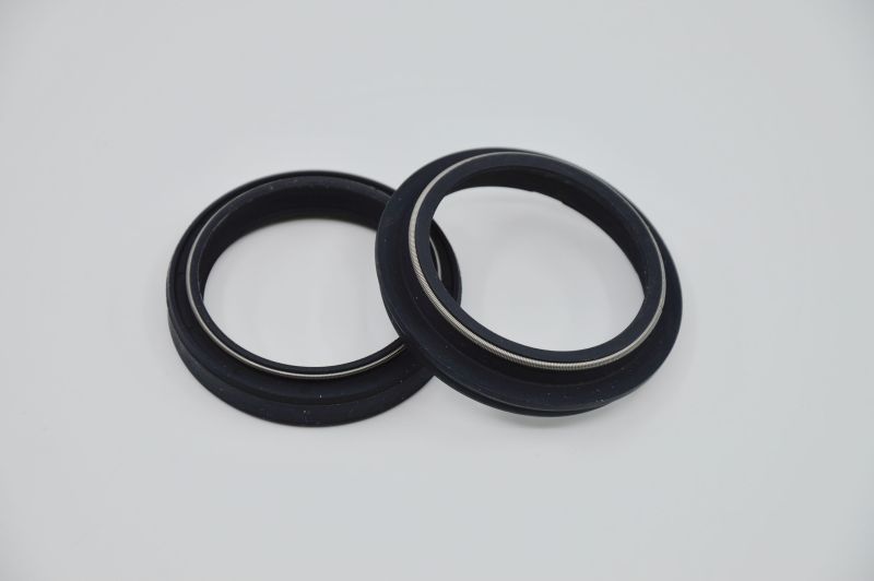 SKF sady gufer a prachovek pro př.vidlice APRILIA NA 850 (MANA) 07-10, RSV 1000 00-08, SL 750 (SHIVER) 07-09, TUONO 1000 02-05, DUCATI HYPERSTRADA 821 13-15, MH 900 E 01-02, MONSTER 695, 1000, 750, 620, 696, 1100, 800 00-13, MULTISTRADA 1100, 1000, 620 03