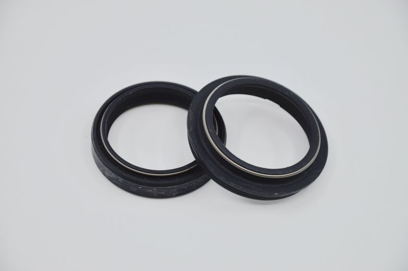 SKF sady gufer a prachovek pro př.vidlice APRILIA ETV 1200 (CAPO NORD) 13-16, SL 750 (SHIVER) 10-16, SMV 750 (DORSODURO), 900 ABS (DORSODURO), 1200 (DORSODURO), 750 (DORSODURO FACTORY) 10-20, TUONO 1000 V4R 11-16