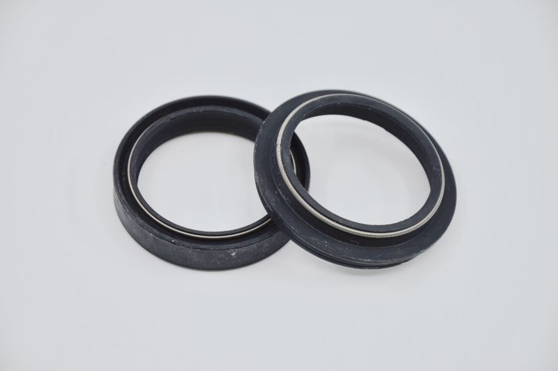 SKF sady gufer a prachovek pro př.vidlice HONDA CBR 600 RR 03-04, CR 125R, 500R, 250R 89-91, CRF 1000 L AFRICA TWIN 15-20, CRM 250 91-95, GL 1500 CF, CT, CD 97-03, VT 1300 CX 10, VTX 1800 02-08, SUZUKI GSX-R 600 97-03, RM 250, 125 91-95, RM-X 250 91-98, T